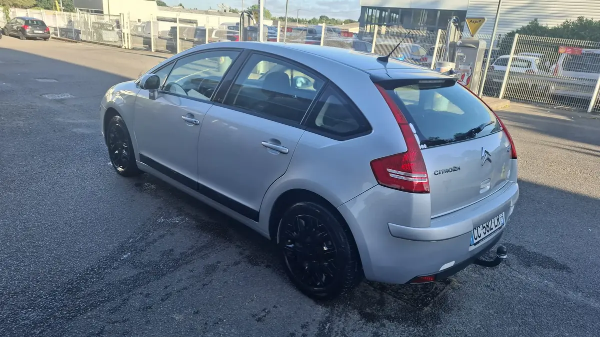 Citroën C4 grise 2008 diesel 1.6 HDi boîte automatique avec attelage à vendre chez Martin Car BZH à Lorient